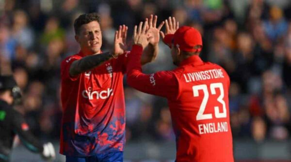 England beat New Zealand thanks to the excellent bowling of Braden Carse.